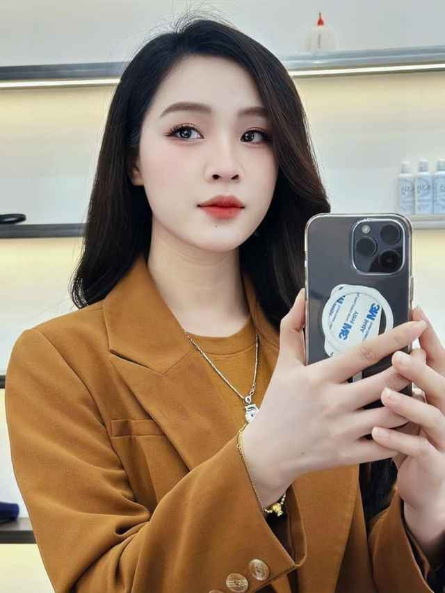 Với phong cách trẻ trung, dễ gần và nhiệt huyết với nghề, cô Thủy đã trở thành một cái tên nổi bật trên mạng xã hội.