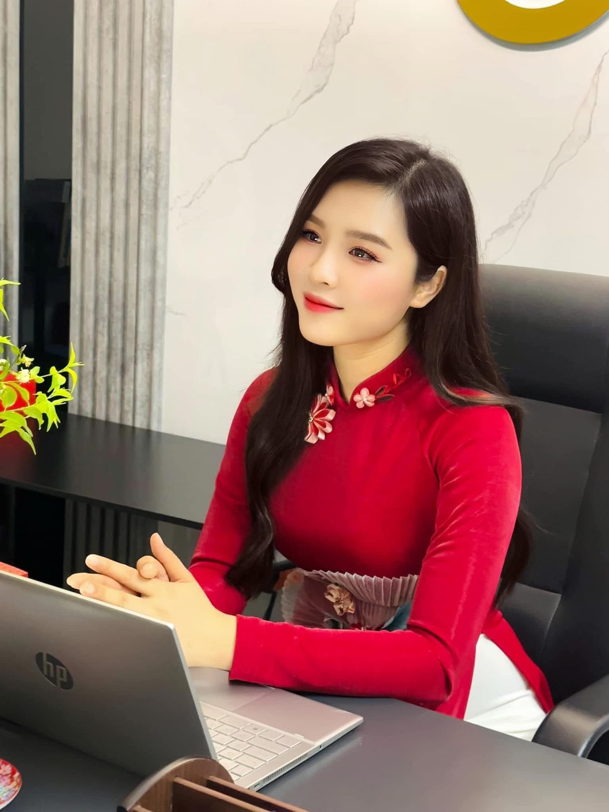 Cô giáo trẻ vừa duy trì được thiện cảm dân mạng dành cho mình mà còn chứng minh bản thân là một người có trí tuệ, biết cách duy trì sự tôn trọng đối với nghề nghiệp.