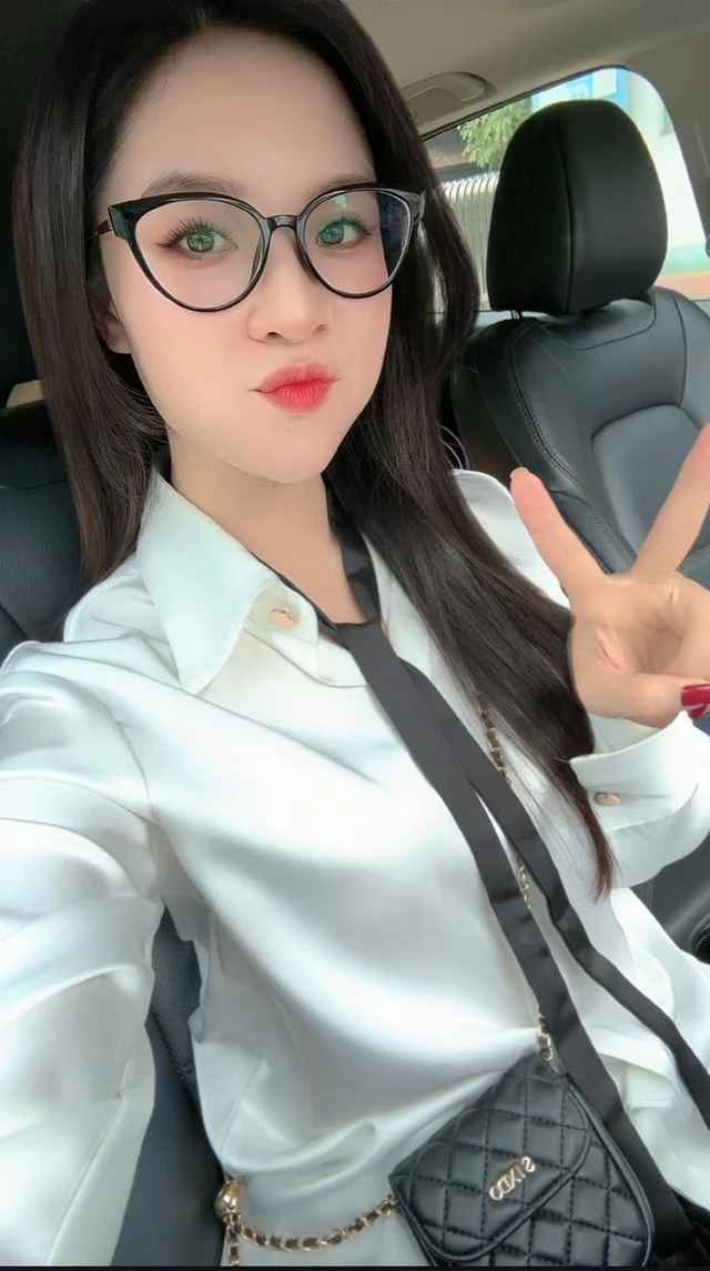 Xuất phát từ sự yêu mến của người xem dành cho cô giáo, một tình huống gây chú ý khi người dùng mạng xã hội đã để lại lời đề nghị rằng: "Yêu cầu cô giáo 3 ngày họp phụ huynh 1 lần để các bố nắm được việc học hành của các con".