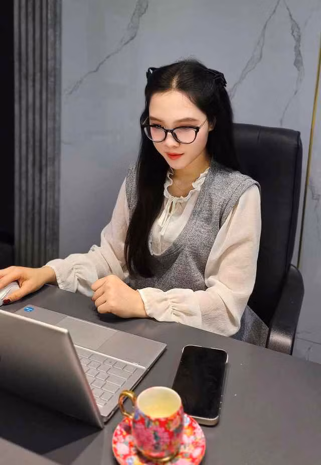 Tuy nhiên, chính sự nổi bật ấy cũng đã khiến nữ giáo viên này đối mặt với không ít tình huống nhạy cảm, trong đó có những bình luận hoặc câu hỏi thiếu tế nhị từ một số người.