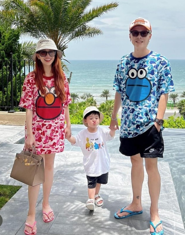 Dù làm mẹ ở tuổi còn khá trẻ, song Joyce Phạm cho thấy sự khéo léo trong việc nuôi dạy những nhóc tì nhà mình.