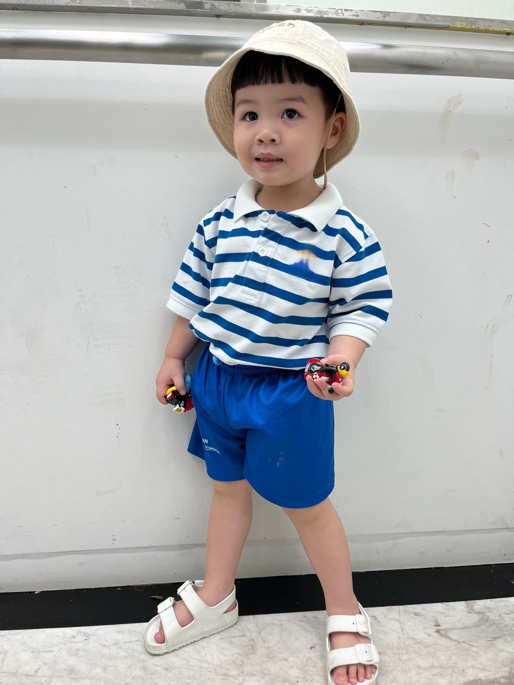 Theo dõi trang cá nhân, có thể thấy, cả 2 con của ái nữ nhà Minh Nhựa đều được mẹ cho diện những trang phục đơn giản, chất liệu thoải mái. Chỉ trong những bộ ảnh theo mùa lễ hội, hai bé mới được mặc các thiết kế độc đáo, đặc trưng hơn.