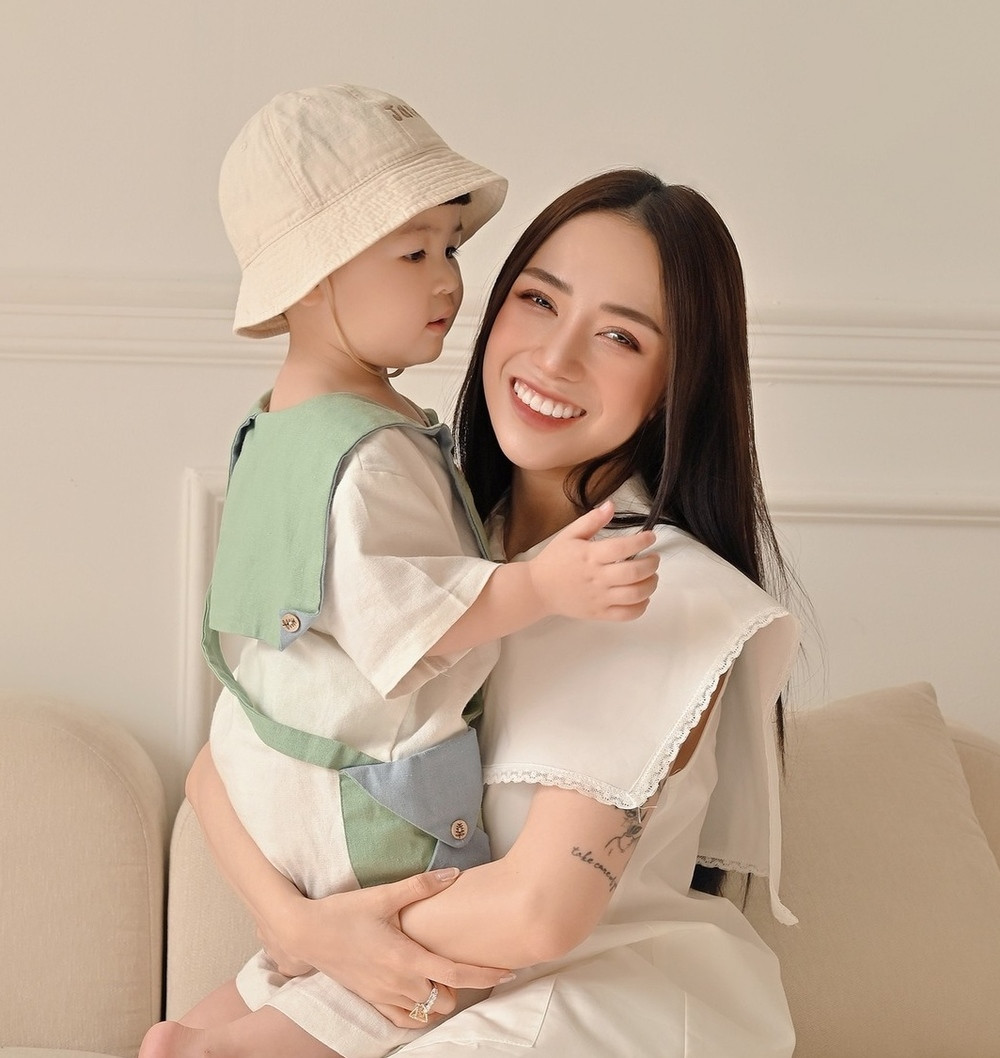 Tuy nhiên, trong đời thường hay ở nhà làm nội trợ, người đẹp cũng lăng xê thời trang tối giản, thoải mái và phù hợp với hoàn cảnh.