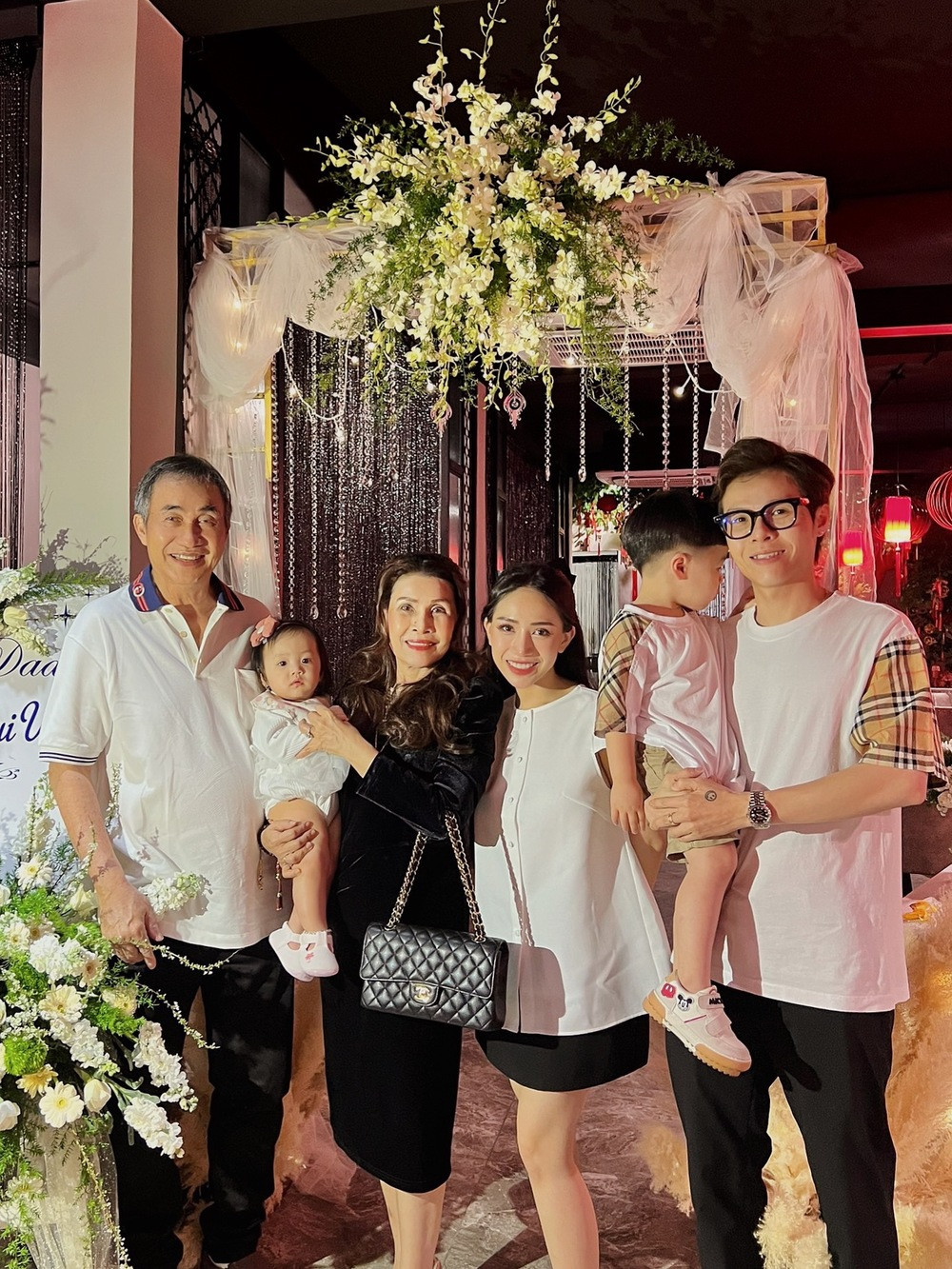 Trái với cách định hình phong cách ăn mặc cho con, Joyce Phạm được xem là một trong những mỹ nhân "chơi" đồ hiệu nổi tiếng.