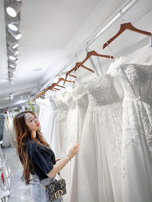 Hình ảnh thử váy cưới của Kiều Anh được cô nàng đăng tải ngay trên trang cá nhân của mình.