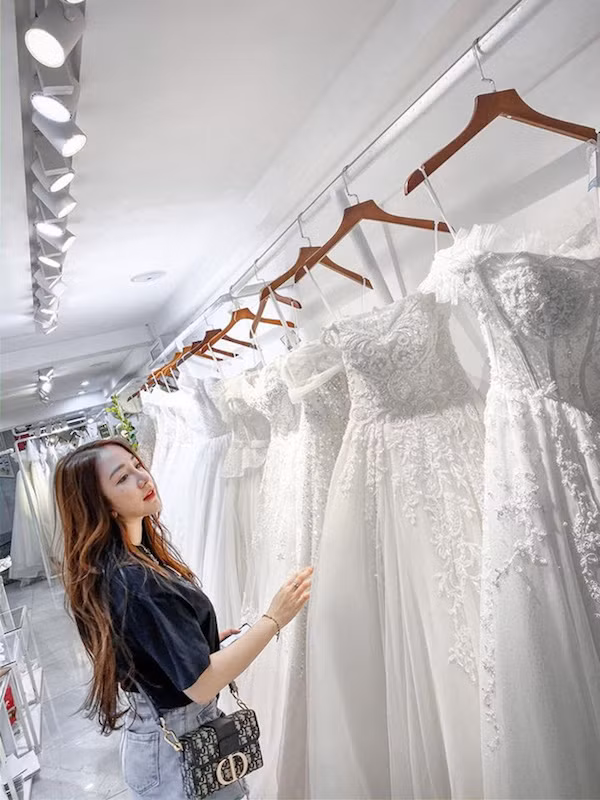 Hình ảnh thử váy cưới của Kiều Anh được cô nàng đăng tải ngay trên trang cá nhân của mình.