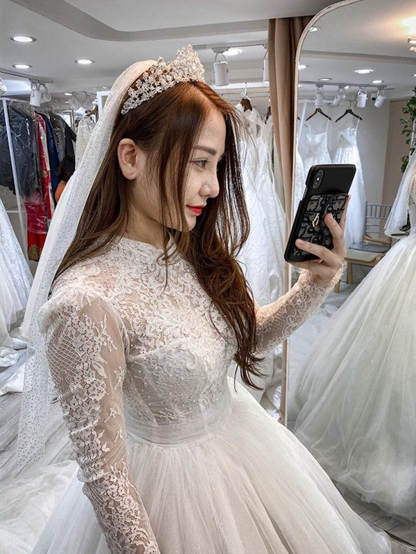 Dưới bức ảnh thử áo cưới, Kiều Anh nhận vô vàn lời chúc mừng của fan.