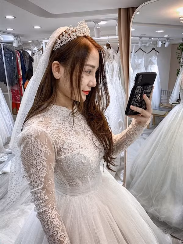 Dưới bức ảnh thử áo cưới, Kiều Anh nhận vô vàn lời chúc mừng của fan.