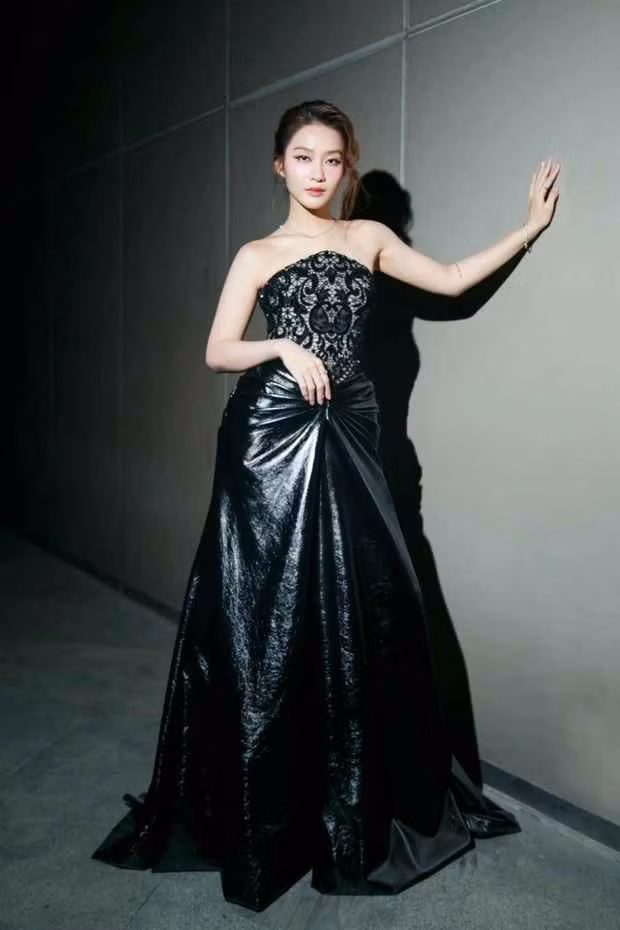 Không còn hình tượng trong veo, ngây thơ, Khả Ngân hiện tại ngày càng mặn mà, quyến rũ với body hút mắt.