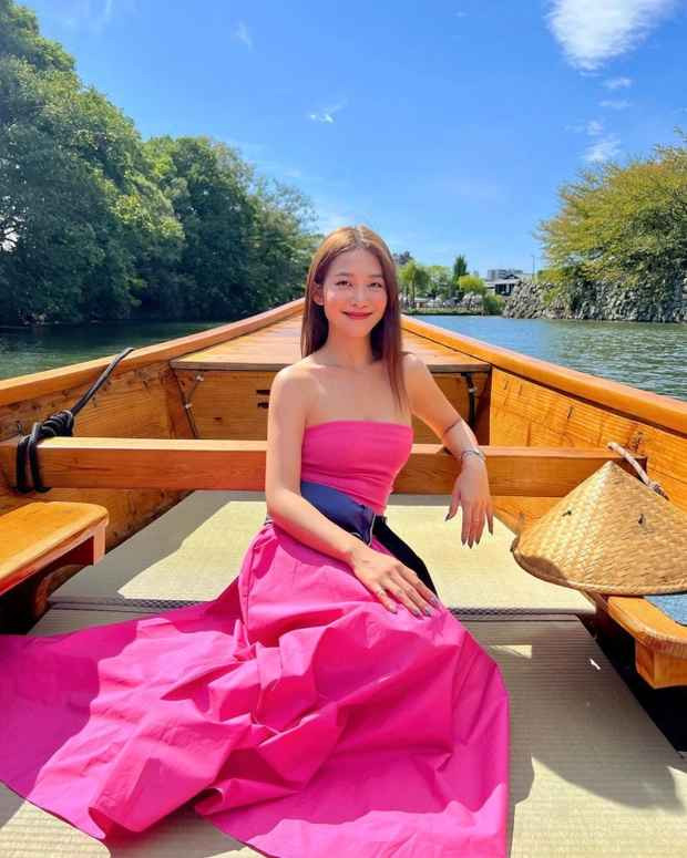 Từ trước đến nay, nhan sắc của Khả Ngân vẫn luôn là hình mẫu của nhiều bạn trẻ. Cô sở hữu gương mặt V-line cùng những đường nét hài hoà, nụ cười rạng rỡ khiến ai nhìn cũng có thiện cảm.