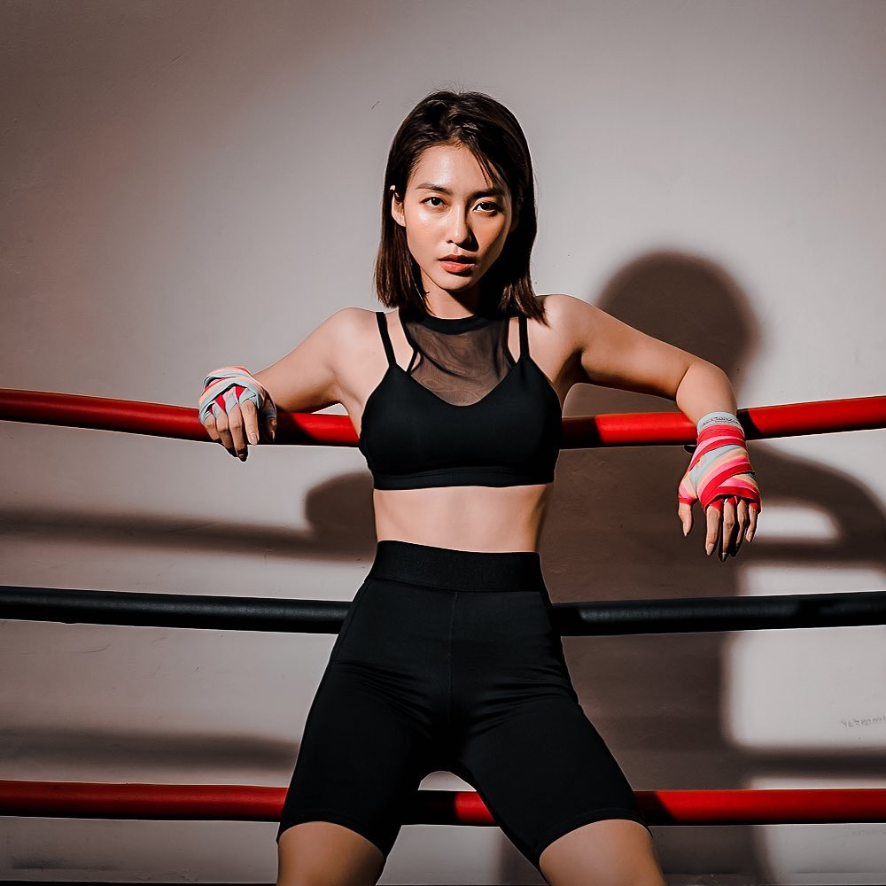 Cũng từ danh xưng hot girl, Khả Ngân dấn thân nhiều hơn trong nghệ thuật, "lọt mắt xanh" của nhiều đạo diễn và bén duyên với diễn xuất.