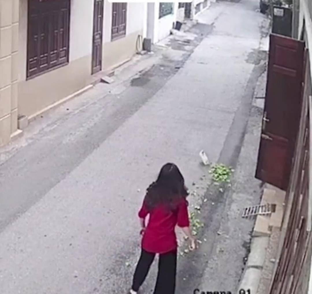 Màn vẩy rau sống của cô gái không thể thất bại hơn đã làm cho cộng đồng mạng được trận cười nắc nẻ. Để sửa sai cho mình, cô phải ngồi nhặt lại và đem rửa lại lần nữa.