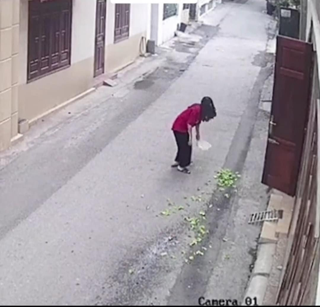 Vẩy rau vốn là một trong những công việc không tên trong cuộc sống thường ngày. Chuyện nhìn bố mẹ, anh chị vảy rổ rau nhoay nhoáy làm ai cũng tưởng chuyện này dễ như ăn kẹo.