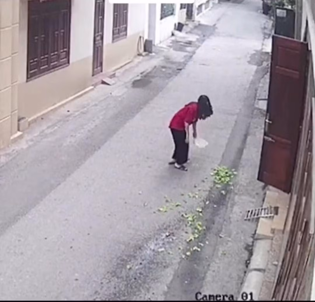 Vẩy rau vốn là một trong những công việc không tên trong cuộc sống thường ngày. Chuyện nhìn bố mẹ, anh chị vảy rổ rau nhoay nhoáy làm ai cũng tưởng chuyện này dễ như ăn kẹo.