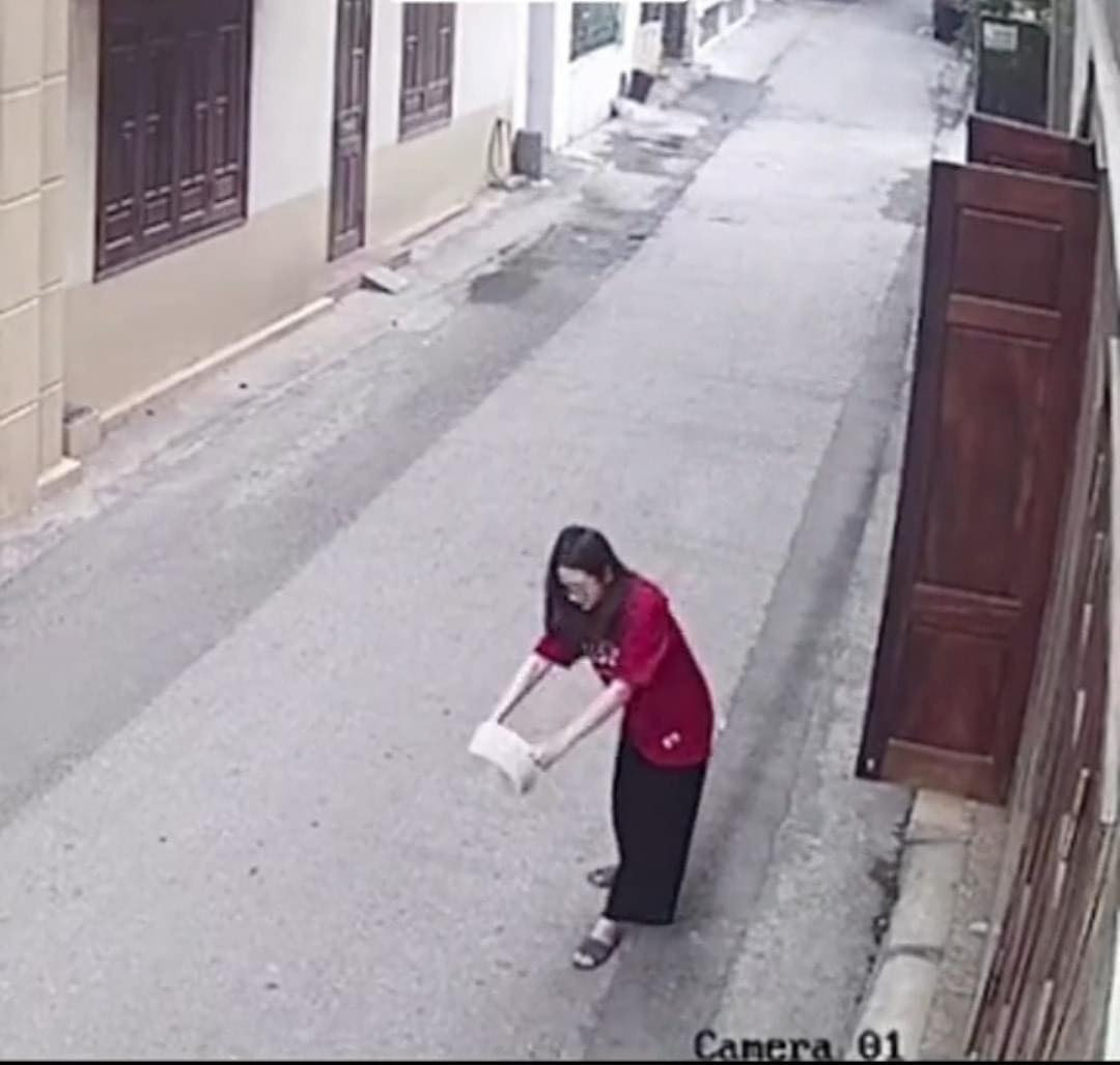 Mới đây, trên mạng xã hội xuất hiện những bức ảnh ghi lại khoảnh khắc một cô gái trổ tài vẩy rau nhưng kết quả không thể đắng "lòng hơn".