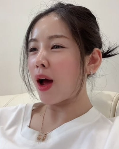 Mới đây, trên trang cá nhân,DJ Mie chia sẻ về cuộc sống thời gian gần đây khi bận rộn với công việc. Cô nàng cho biết có thời điểm trong 3 ngày đi diễn ở 5 tỉnh khác nhau.