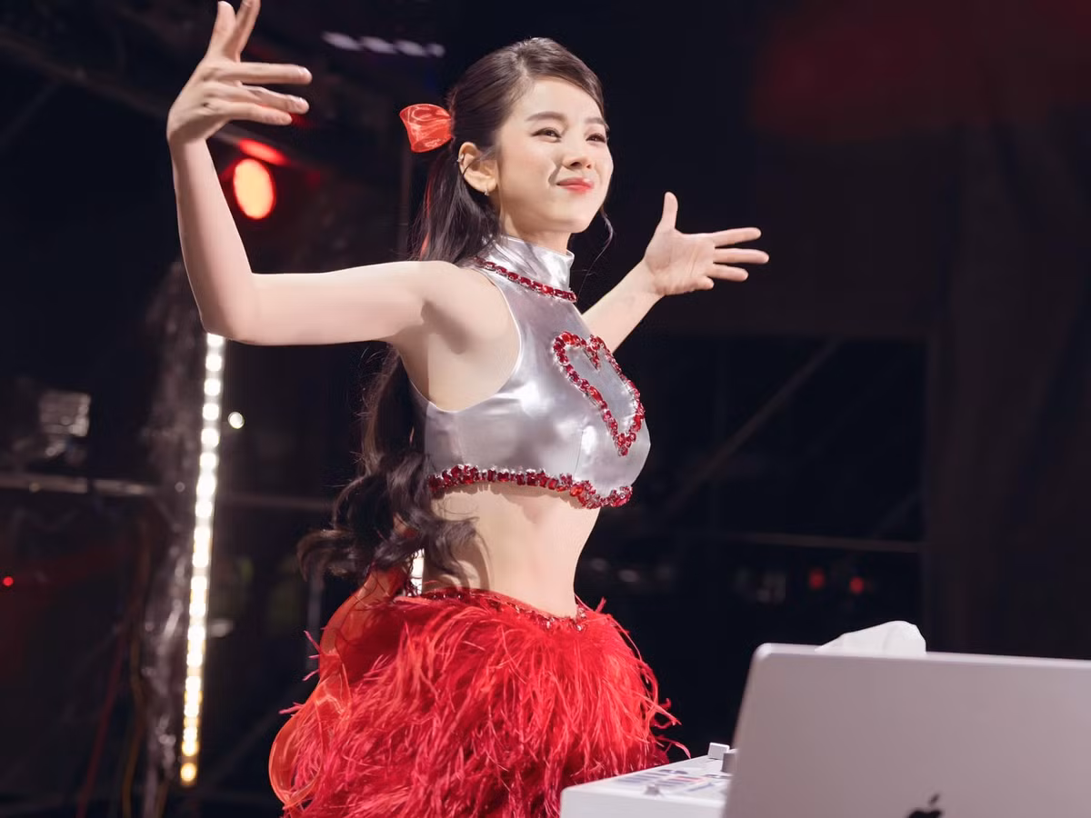 Mie chia sẻ: "Nhìn lại chặng đường vừa qua, mình nghĩ tại sao phải buồn, phải tự ti về bản thân mà phải cố gắng hơn. Vì còn rất nhiều người ở bên cạnh, đó là fan, gia đình...