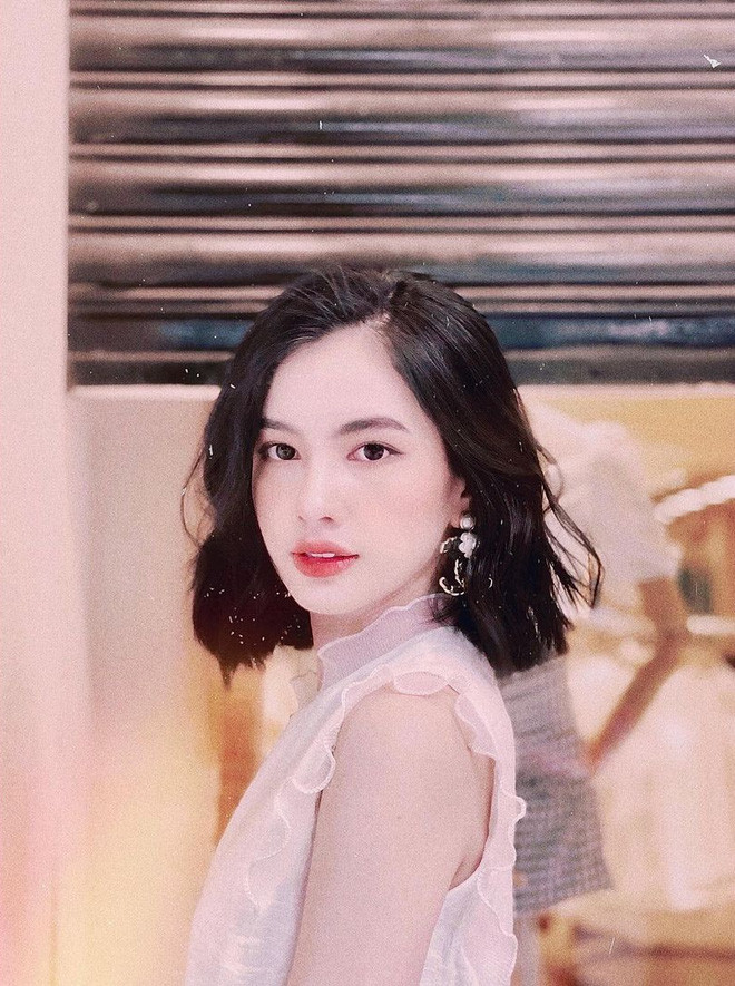 Chuyện Cẩm Đan xinh đẹp rạng rỡ thì không cần phải bàn nữa, điều khiến hội thích soi chú ý là những điểm bất thường trên cánh cửa phía sau lưng cô nàng.