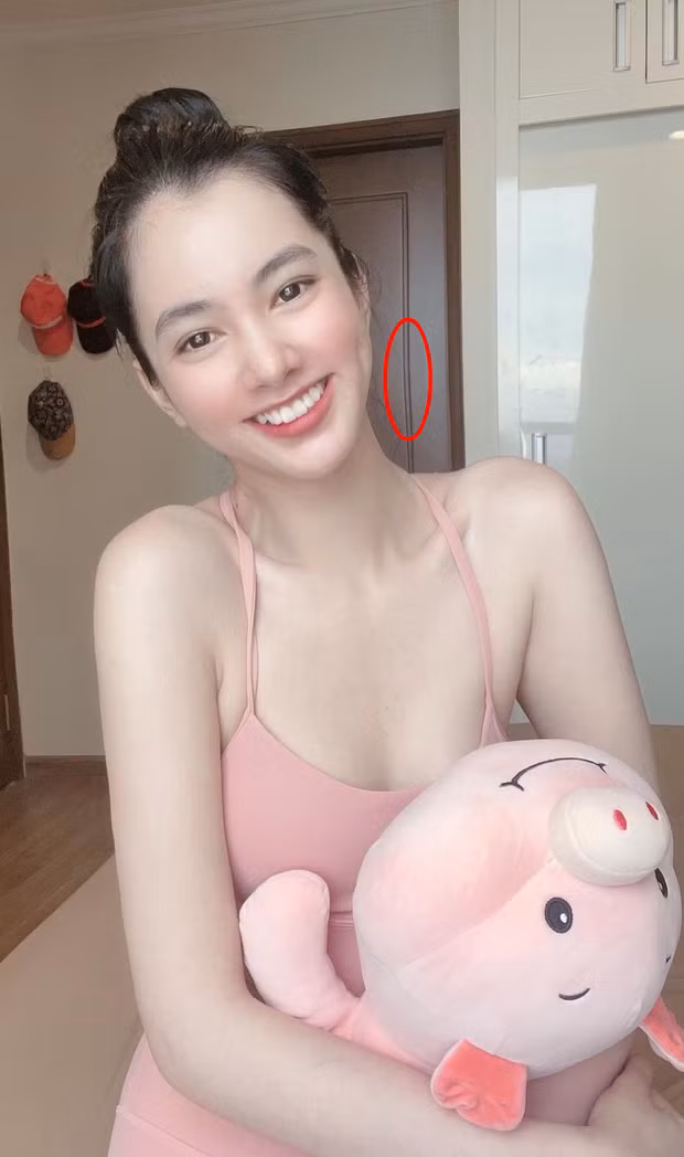 Mới đây, bồ tin đồn doanh nhân Đức Huy lại một lần nữ bị soi rõ điểm bất hợp lý khi đăng ảnh sống ảo.