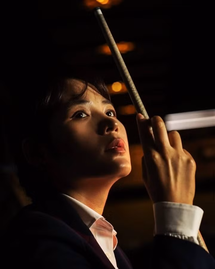 Sruong Pheavy sinh ra tại miền quê nghèo. Vì gia cảnh quá khó khăn nên cô buộc phải thôi học từ sớm.