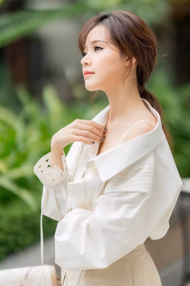 Nên nhiều lúc cứ quay góc thẳng, lâu lâu quay qua góc nghiêng mọi người cứ tưởng mới sửa rồi đồn tùm lum khổ lắm. Người Midu từ gương mặt đến vóc dáng, từ trong ra ngoài ko có cái gì giả hết nha mọi người đừng đồn tội nghiệp". Ngọc nữ của làng showbiz Việt cho biết thêm.