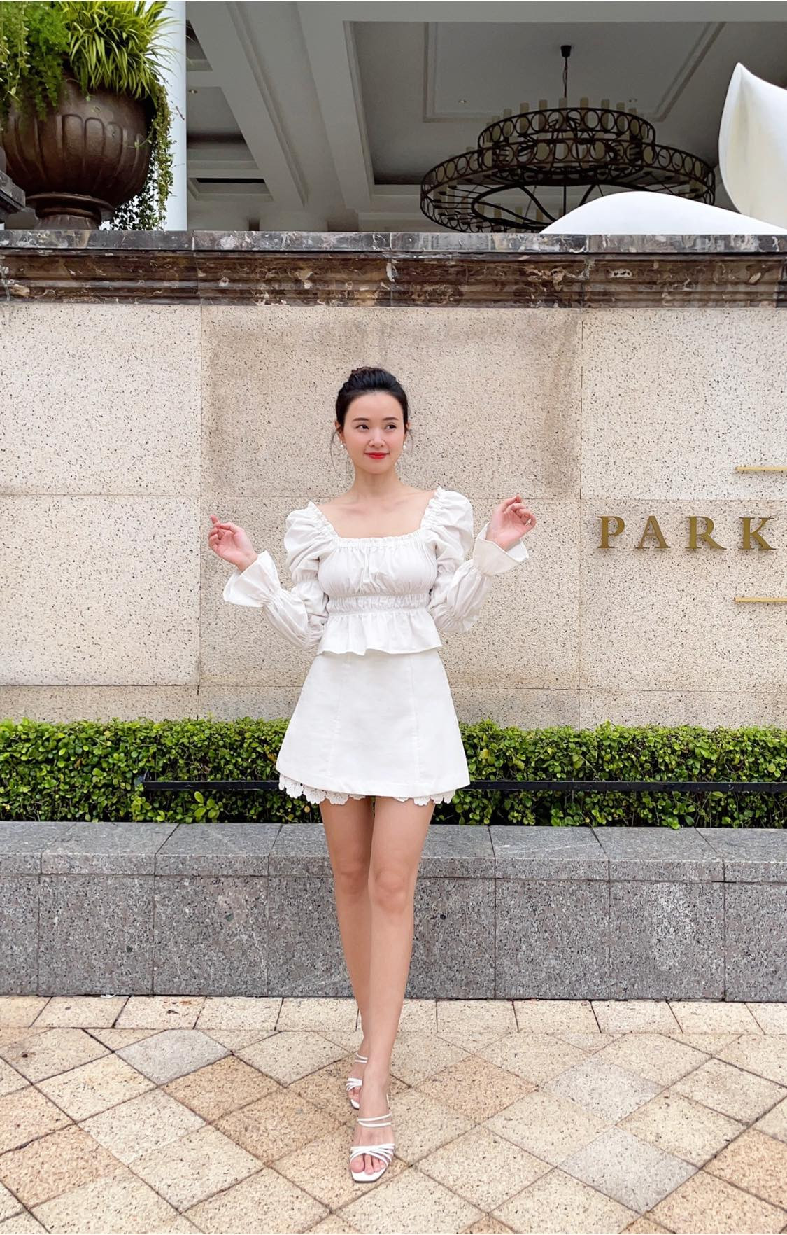 Thời gian vừa qua, đời sống vật chất của Midu thăng hạng, cô thường xuyên chia sẻ chuyện mua vài căn nhà, đổi xe ô tô mới. Theo người đẹp Sài Gòn, cô mua sắm bằng số tiền do chính mình kiếm được.