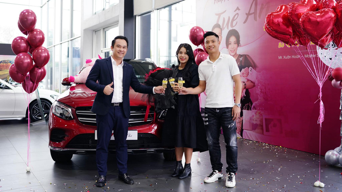 Mặc dù cũng có thời điểm, cả hai vướng tin đồn rạn nứt khi Khánh Linh đăng status buồn, thay tình trạng quan hệ trên Facebook là “Độc thân”, tự nhận mình là mẹ đơn thân. Tuy nhiên cả hai đã nhanh chóng làm lành sau những giận hờn, xem như đó là một chút gia vị để cuộc sống hôn nhân thêm hương vị, thêm màu sắc.