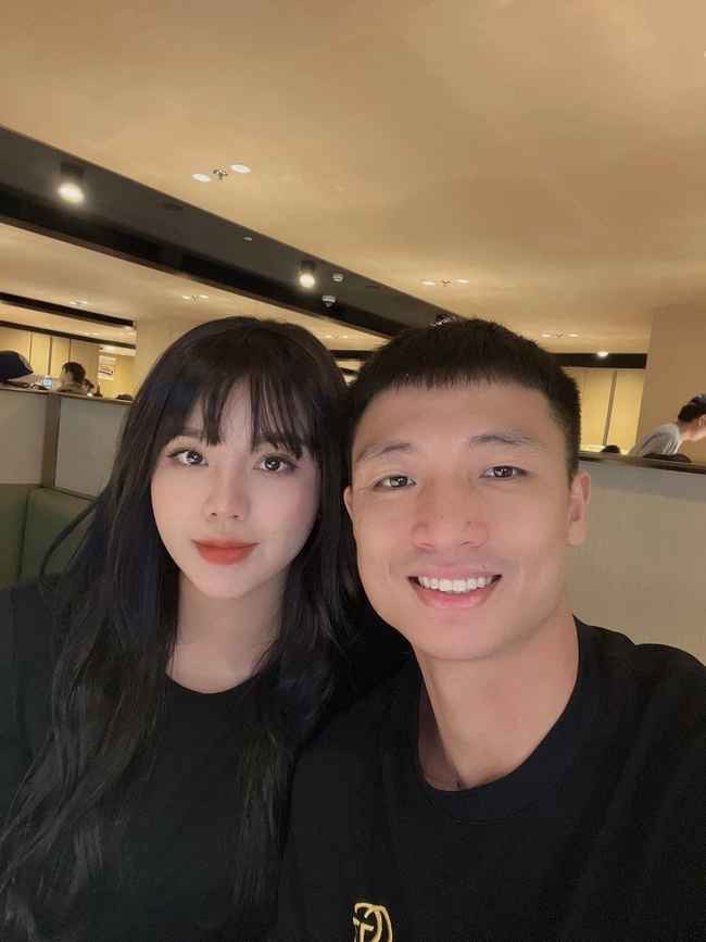 Khánh Linh và Bùi Tiến Dũng quen biết nhau qua một người bạn. Lần đầu họ gặp nhau là khi cô bị ốm phải nằm viện, nam cầu thủ đã hỏi han và đích thân tới thăm. Cả hai trải qua quãng thời gian tìm hiểu trước khi chính thức yêu thương nhau.