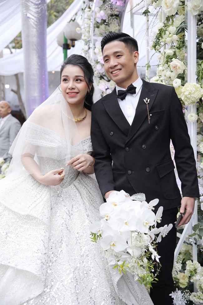 Khánh Linh sinh trưởng trong một gia đình khá giả. Cô từng là du học sinh ở Singapore, sau khi học xong thì trở về tiếp quản cơ ngơi của bố mẹ.