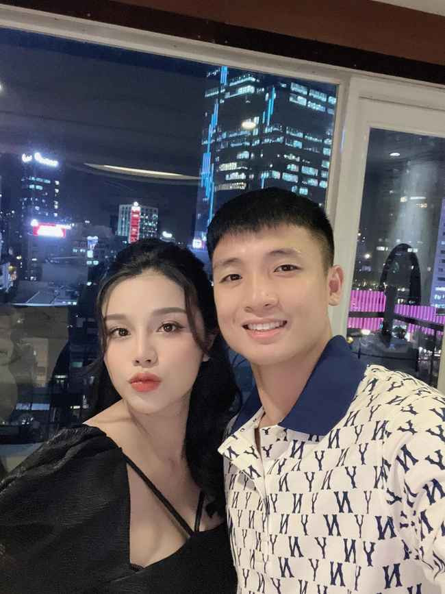 Được biết, gia đình Khánh Linh kinh doanh trong lĩnh vực khách sạn, có tiếng ở TP. Bắc Ninh. Ngoài ra, vợ Bùi Tiến Dũng hiện còn phát triển kinh doanh trong lĩnh vực đồ uống, trái cây nhập khẩu, mỹ phẩm...