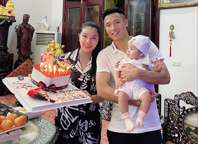 Biết vợ đam mê hàng hiệu, Bùi Tiến Dũng cũng dành thời gian để mua những món quà tặng vợ, từ túi xách, đến nước hoa, mỹ phẩm, đồng hồ,... đều của các thương hiệu đắt đỏ.