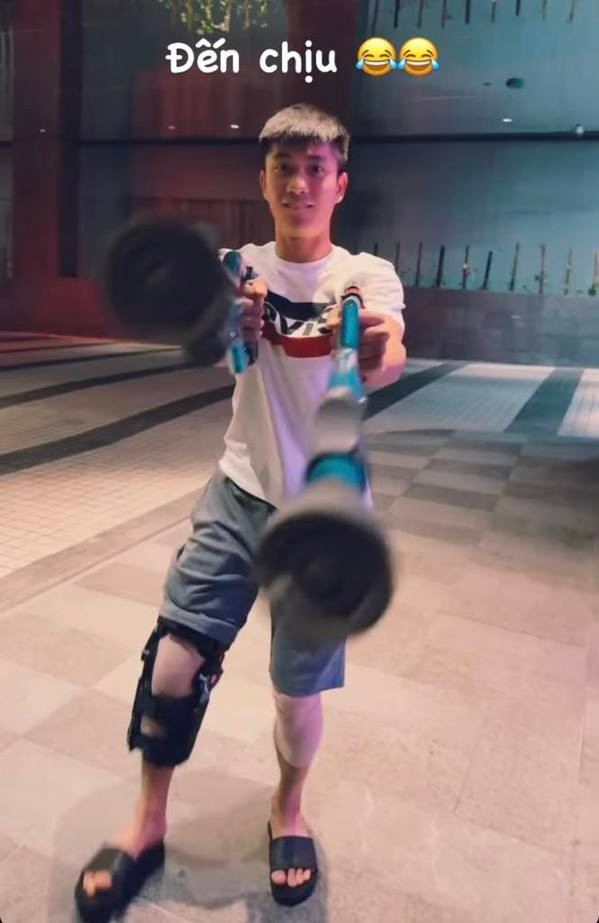 Tâm trạng của Phan Văn Đức dường như cũng đã thoải mái hơn, không còn quá lo lắng.