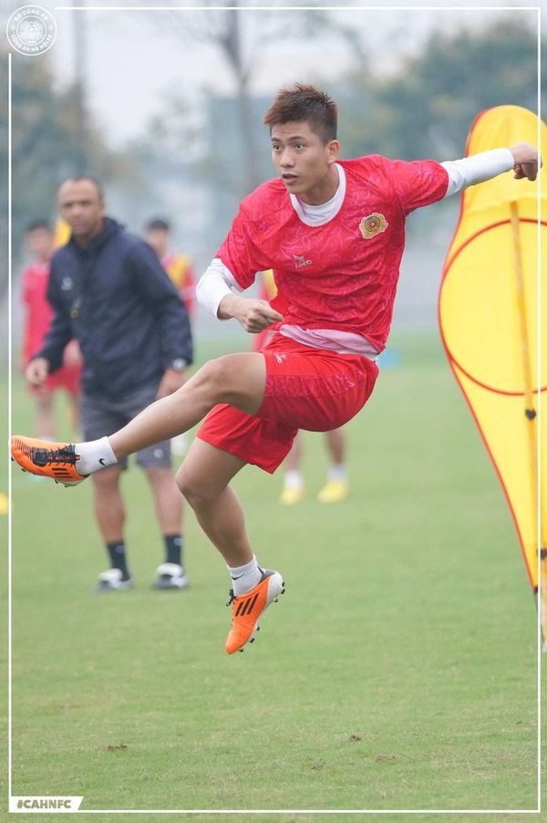 Ca phẫu thuật của anh diễn ra ngay vào ngày sinh nhật. May mắn, nó đã diễn ra thành công tốt đẹp. Trong ngày sinh nhật, vợ anh cũng bay đến tận nơi để đồng hành cùng chồng trải qua giây phút đặc biệt này.