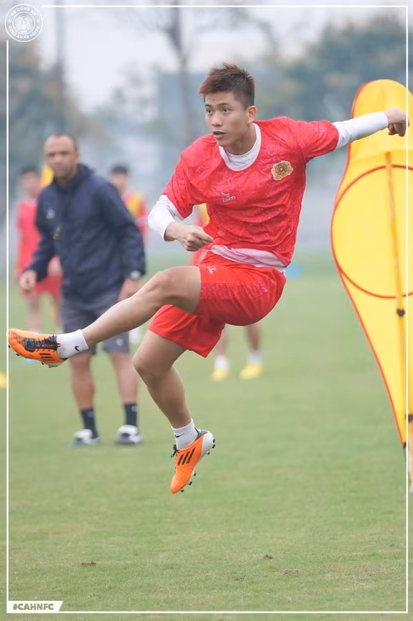 Ca phẫu thuật của anh diễn ra ngay vào ngày sinh nhật. May mắn, nó đã diễn ra thành công tốt đẹp. Trong ngày sinh nhật, vợ anh cũng bay đến tận nơi để đồng hành cùng chồng trải qua giây phút đặc biệt này.