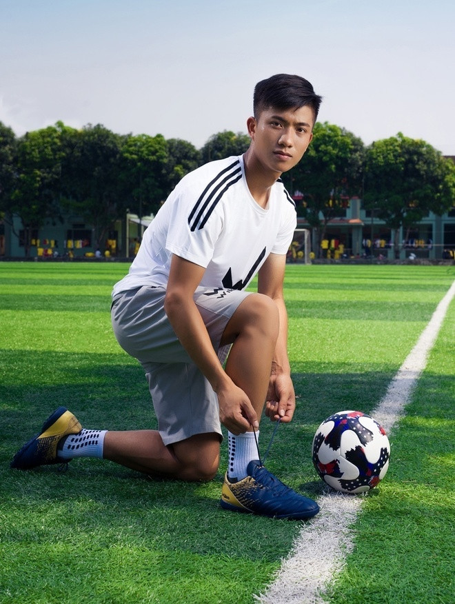 Phan Văn Đức cũng được mọi người tổ chức sinh nhật, thổi nến ngay trên giường bệnh. Trên trang cá nhân, anh trải lòng: "Sinh nhật đáng nhớ nhất trong đời! Cảm ơn ban lãnh đạo CLB bóng đá Công an Hà Nội đã quan tâm, theo dõi và động viên Đức, cảm ơn gia đình, bạn bè luôn ủng hộ Đức. Chặng đường phía trước sẽ cố gắng thật nhiều, thật nhiều hơn nữa".