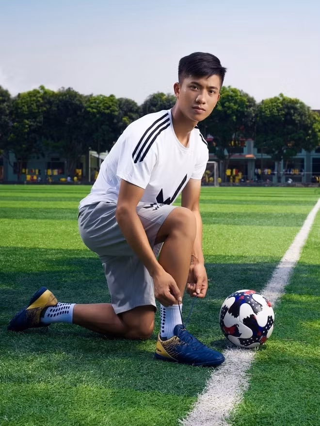 Phan Văn Đức cũng được mọi người tổ chức sinh nhật, thổi nến ngay trên giường bệnh. Trên trang cá nhân, anh trải lòng: "Sinh nhật đáng nhớ nhất trong đời! Cảm ơn ban lãnh đạo CLB bóng đá Công an Hà Nội đã quan tâm, theo dõi và động viên Đức, cảm ơn gia đình, bạn bè luôn ủng hộ Đức. Chặng đường phía trước sẽ cố gắng thật nhiều, thật nhiều hơn nữa".