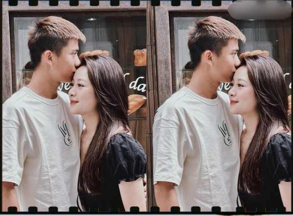 Văn Đức cầm chiếc nạng hai bên lên và đùa với vợ, dù chân di chuyển vẫn khó khăn khiến vợ anh cũng phải bật cười bất lực.