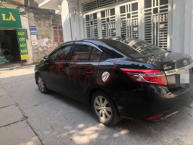 Hậu quả của việc đỗ xe thiếu ý thức là việc thân xe bị sơn màu đỏ nổi bật thể hiện sự tức giận của người bị làm phiền.