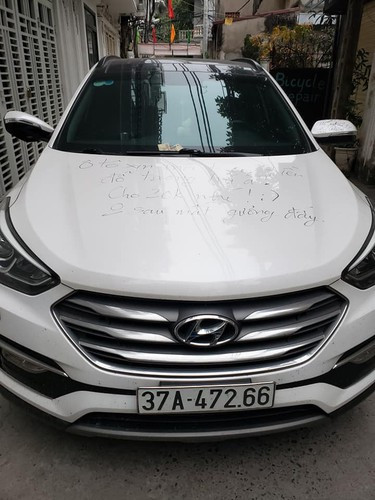Còn nickname P.H.A bình luận: "Đúng là cụ chủ nhà hơi nặng tay. Thiếu gì cách đâu cụ. Em thấy lịch sự nhất là để lại mẩu giấy "dằn mặt" để lần sau các lái xe chừa, chứ làm như này thiệt hại nặng nề quá".