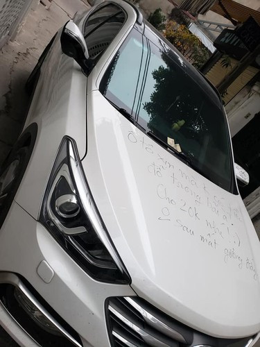 Cụ thể, trên diễn đàn OFFB, nickname V.V.T bình luận: "Cụ chủ nhà nặng tay quá, sơn đỏ như này đi làm lại vỏ mất nhiều tiền lắm. Dù biết là cụ ức vì màn đỗ xe ngang ngược này nhưng dù sao cũng nên chọn cách phù hợp".