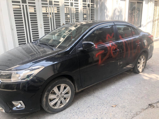 Mới đây thêm một trường hợp về hành vi đỗ xe ngang ngược phải nhận sự đáp trả mang tính tiêu cực được chia sẻ trên mạng xã hội. Cụ thể, chủ chiếc Vios màu đen đã đỗ xe làm ảnh hưởng tới cuộc sống và việc di chuyển của người khác nên phải nhận cái kết đắng.