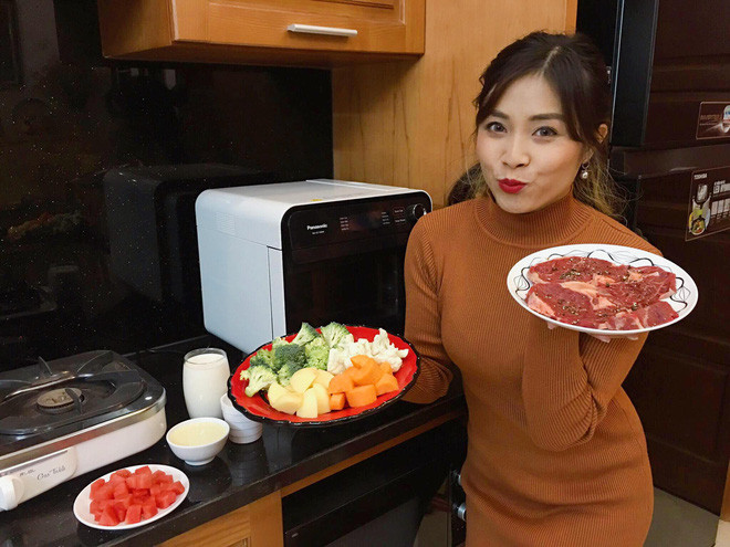 Không thể không nhắc đến MC Hoàng Linh trong danh sách này, hễ có thời gian rảnh là cô lại vào bếp trổ tài cho chồng và 2 con thưởng thức.