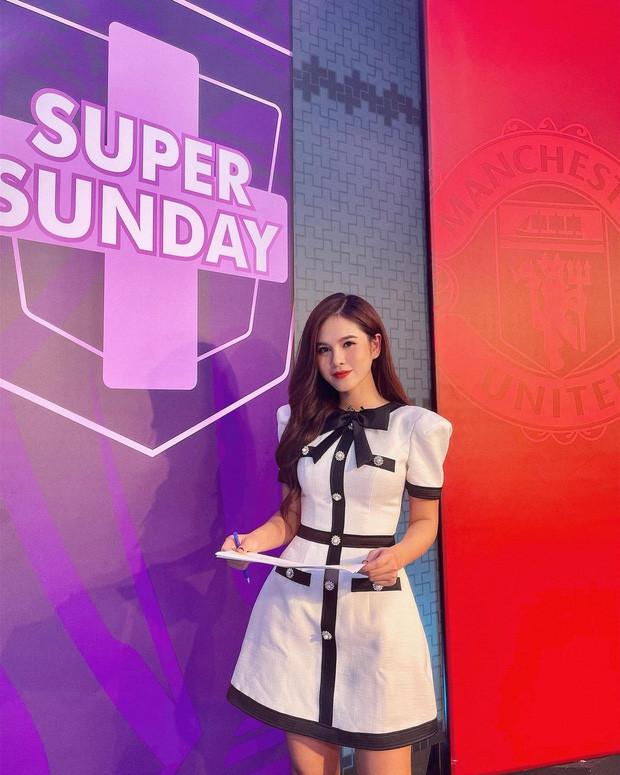 Chăm nấu cơm không kém Mai Ngọc chính là nữ MC xinh đẹp Thu Hoài, bất chấp công việc bận rộn.