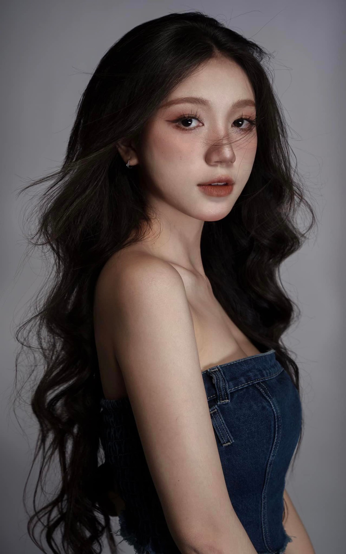 Theo tìm hiểu, "cô chủ shop thời trang" Ngọc Ngà tên thật là Nguyễn Thùy Dương, sinh năm 2003 tại Hà Nội. Hiện cô đang theo học chuyên ngành Diễn viên kịch - Điện ảnh truyền hình tại trường Đại học Sân khấu - Điện ảnh Hà Nội.