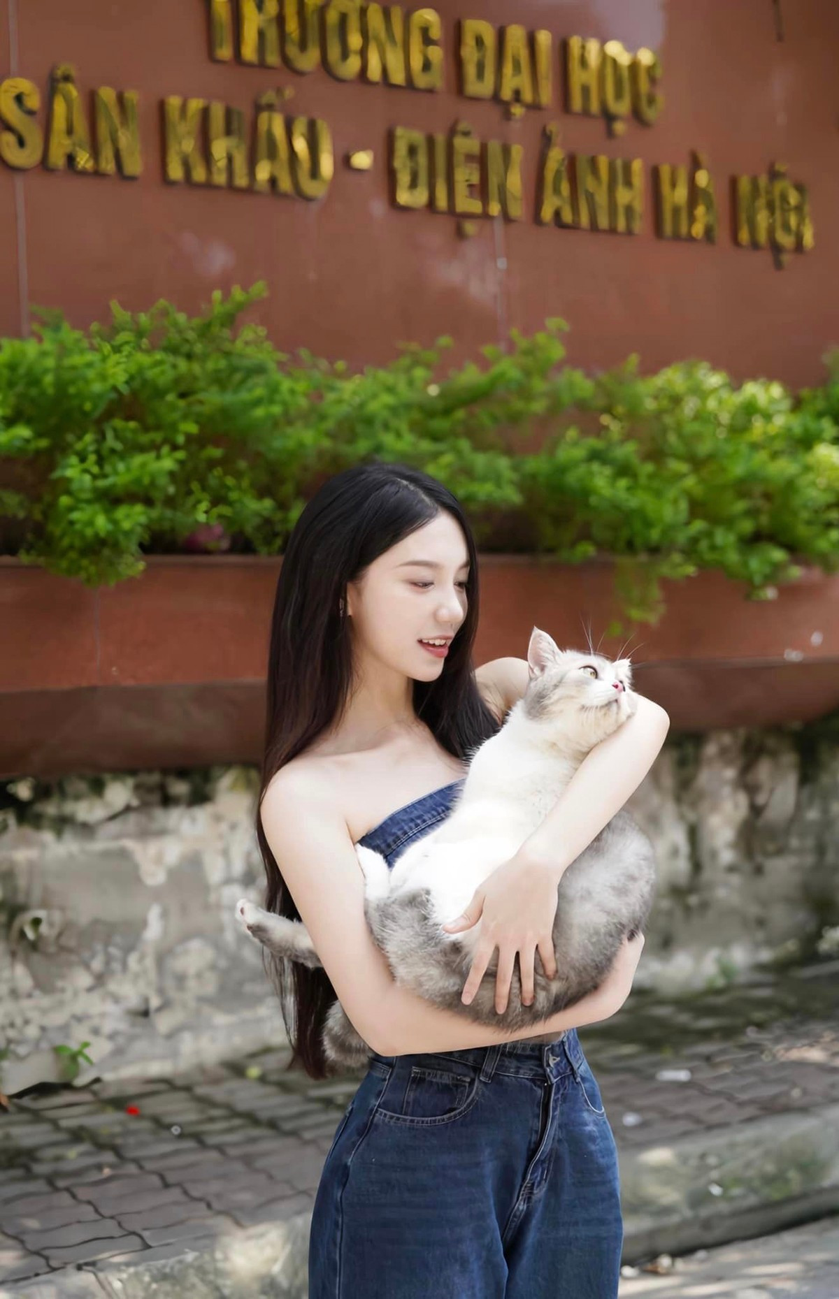 Dù không có ai trong gia đình theo đuổi nghệ thuật nhưng từ khi còn học cấp 2, Thùy Dương đã nuôi dưỡng đam mê diễn xuất và quyết tâm trở thành diễn viên.