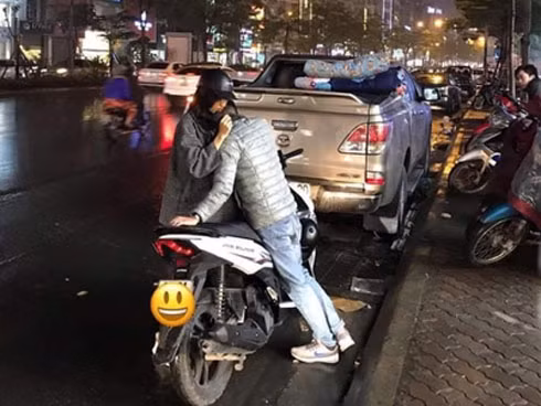 Chiếc xe máy vốn được thiết kế thêm phía sau một khung gỗ nhằm chở hàng thế nhưng giờ có thêm công dụng chẳng thể ngờ. Ông chồng say xỉn chẳng biết trời đất là gì, vợ đặt đâu là nằm đó.