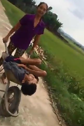 Vì chồng say mèm không biết trời đất là gì, nhiều chị em chỉ còn cách cõng về, dùng khăn buộc lên xe máy hay thậm chí dùng đến xe rùa để đẩy…