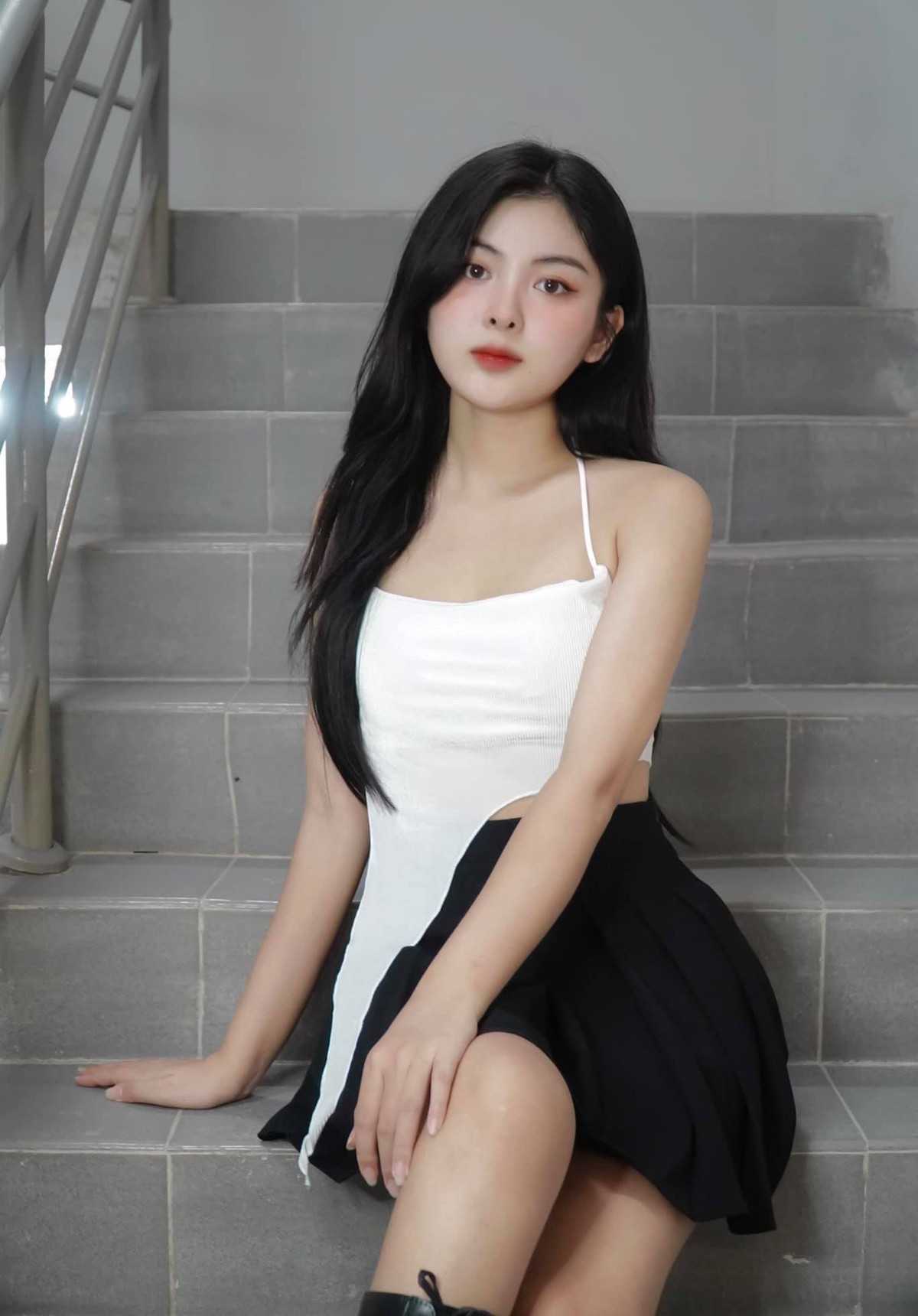 Nhờ đó mà DuMi được một công ty ngỏ lời đóng TVC quảng ᴄáᴏ sản phẩm và người mẫu cho các bộ sưu tập hè thu – đông sắp tung ra thị trường.