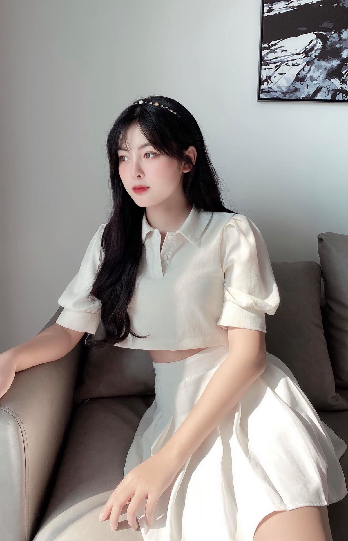 Với chiều cao khiêm tốn 1m65, đôi mắt bồ câu, sống mũi cao cùng biểu cảm gương mặt hết sức phong phú, người đẹp trẻ tuổi có tên DuMi có thể “cân” đủ mọi phong cách, từ “bánh bèo” thục nữ cho đến cá tính.