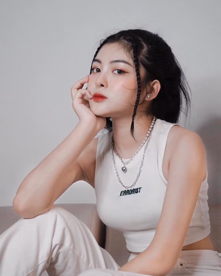 Ngoài ra, DuMi nhận thấy môi trường học tập năng động, bạn bè hòa đồng, thầy cô nhiệt tình khiến cô có nhiều động lực trong học tập.